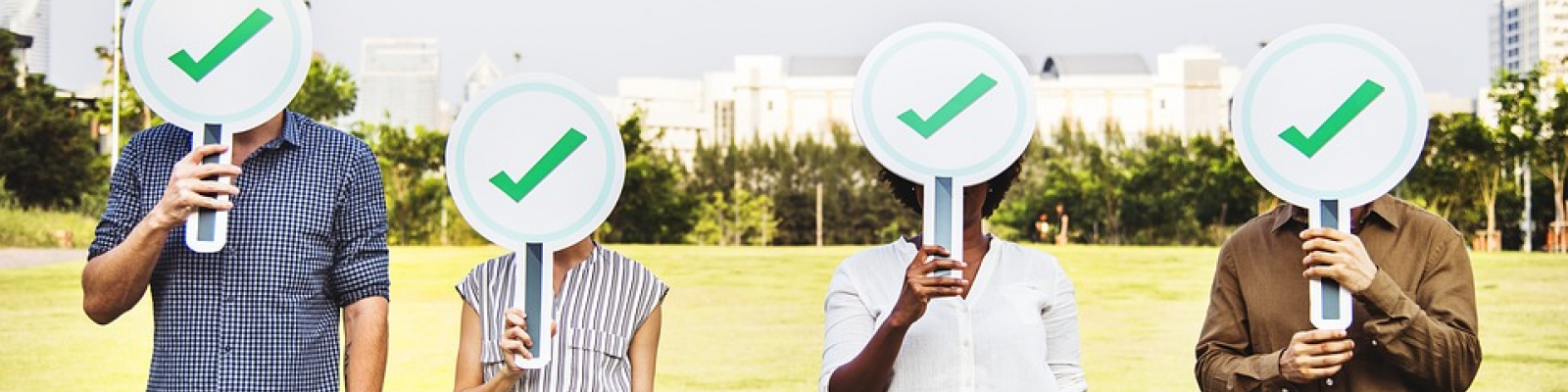 mensen met vinkjes op bordjes