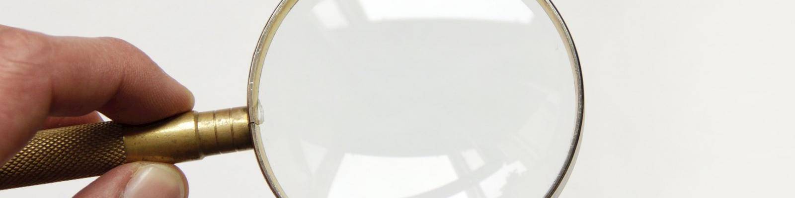Hand met loep