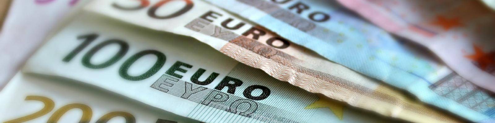 rekenmachine en geld op tafel